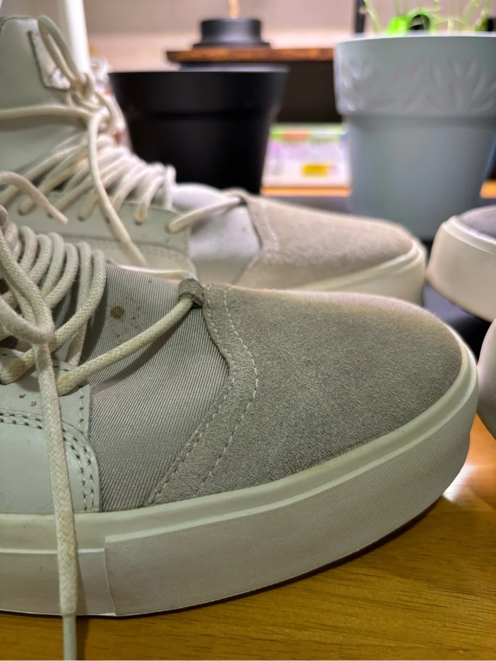 Article number Sneaker Lot Sneakers in Light Gray and Black Men’s.